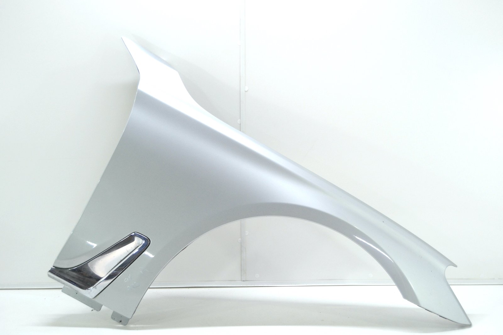 7427514 Крило переднє праве bmw G11 G12 (колір а83)