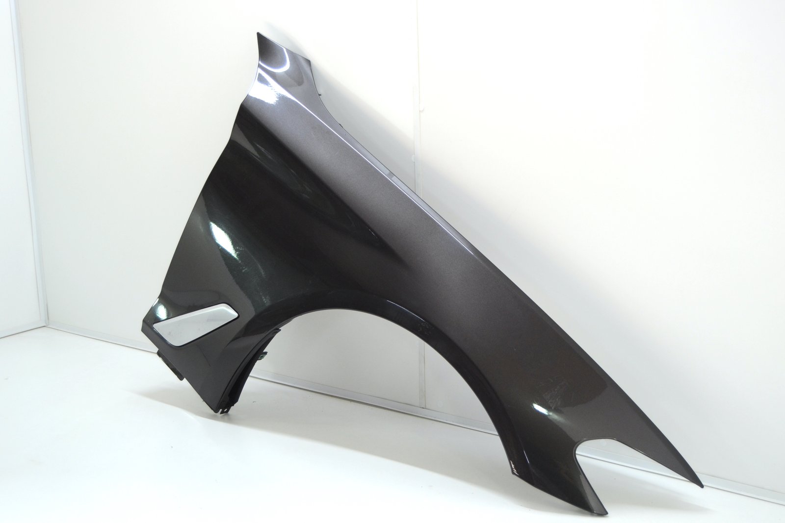 7443688 Крило переднє праве bmw G30 G31 (колір b65)