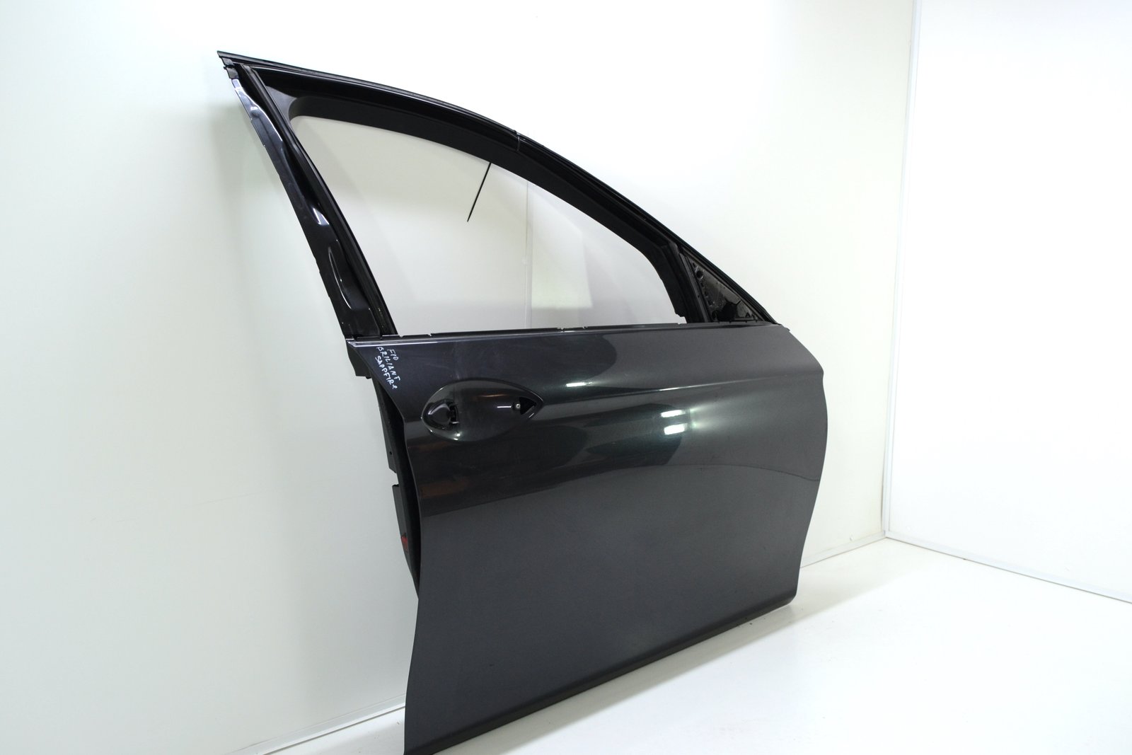 7206108 Двері передні праві bmw F10 (колір a90)