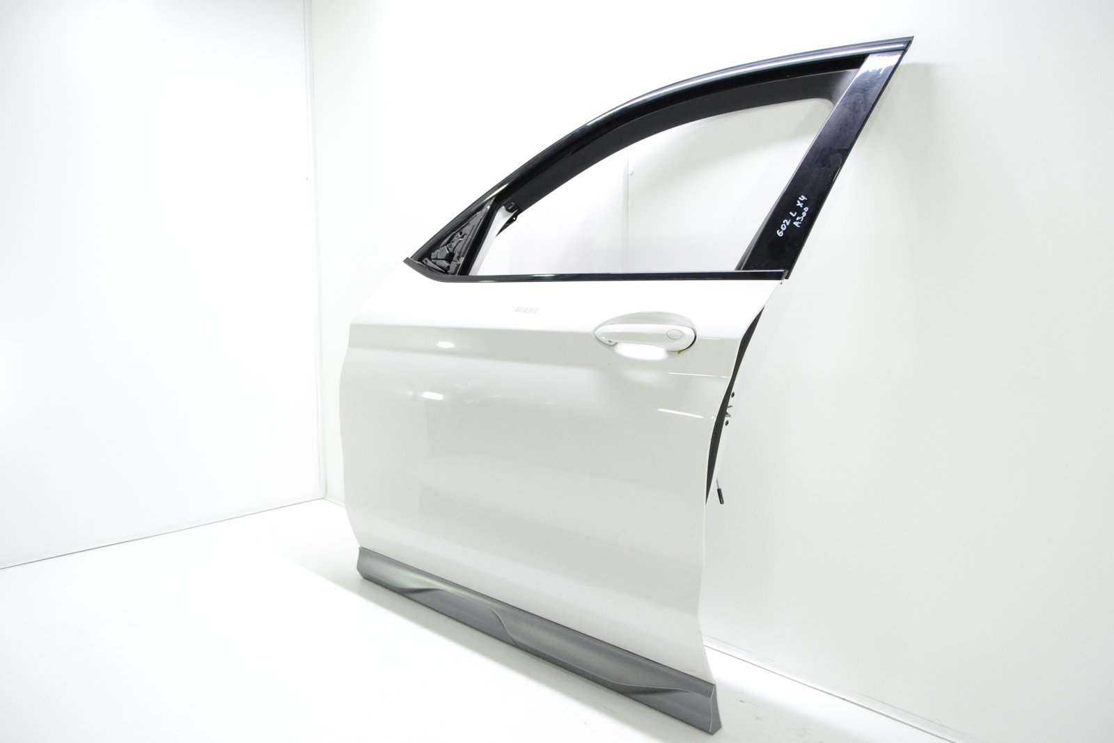 7478339 Двері передні ліві bmw G02 (колір а300)