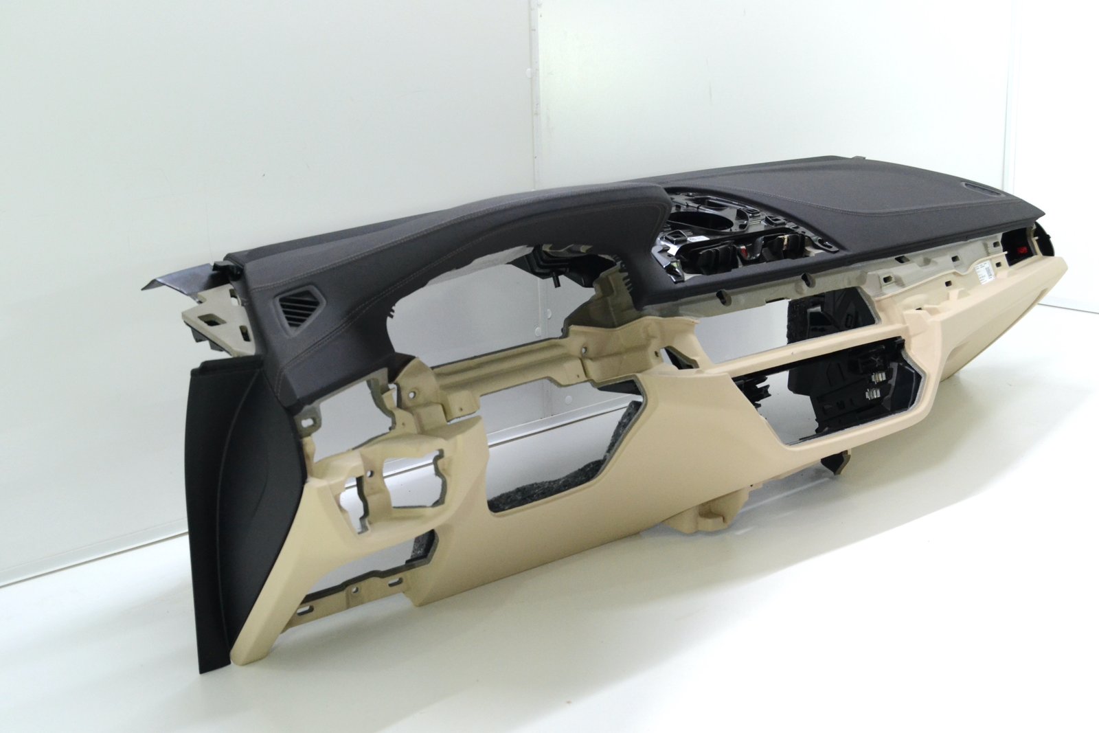 6832913 Торпедо bmw G32 schwarz, camberrabe (without hud)