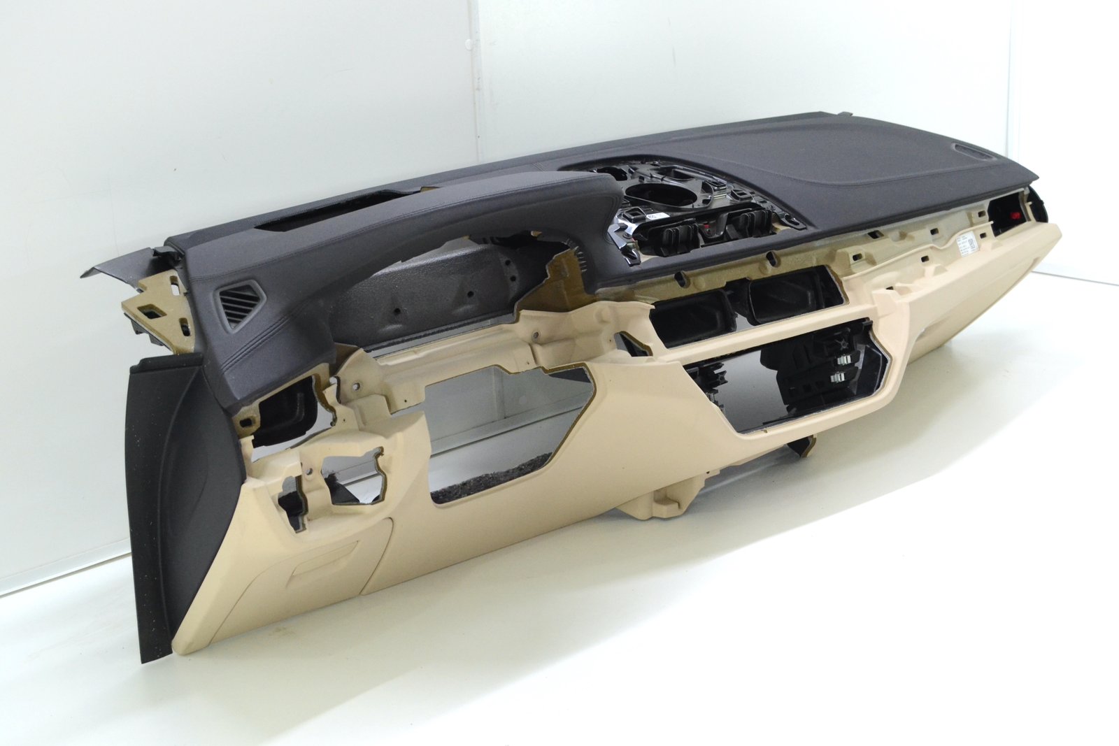 6832913 Торпедо bmw G32 schwarz, camberrabe (with hud)