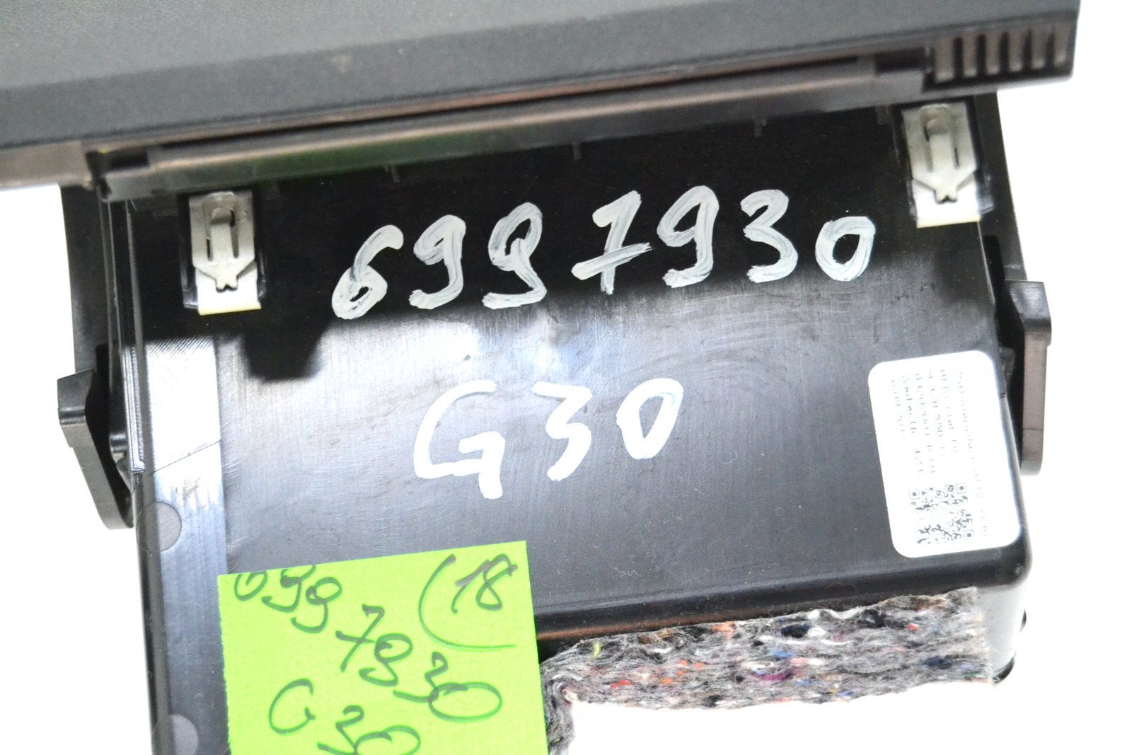 6997930 Бардачок bmw G30 G31
