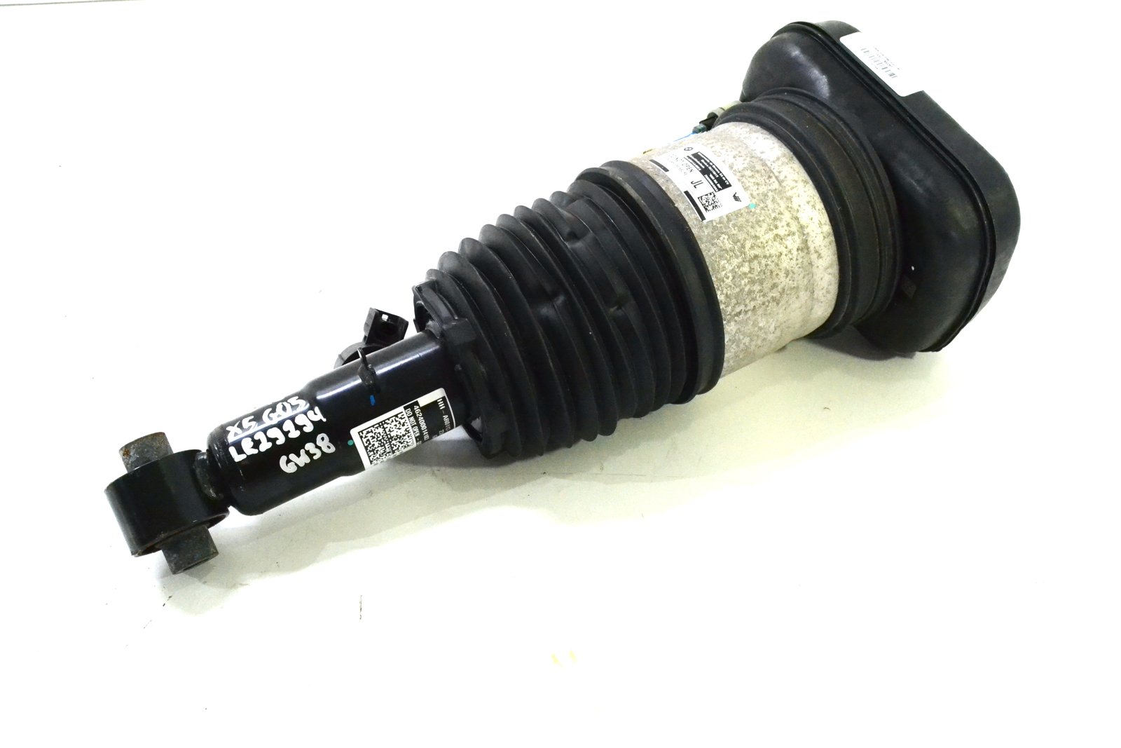 6869048 Пневмо амортизатор задній правий bmw G05