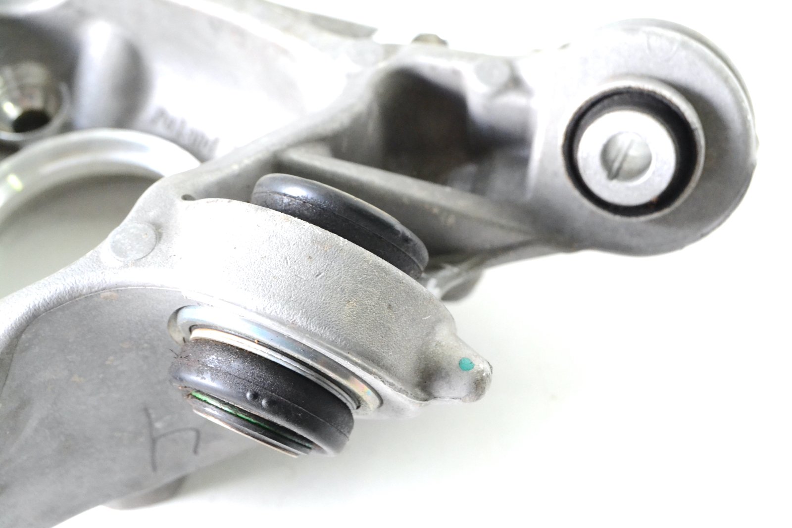 6879525 7127171 Цапфа задня ліва bmw G22 G23