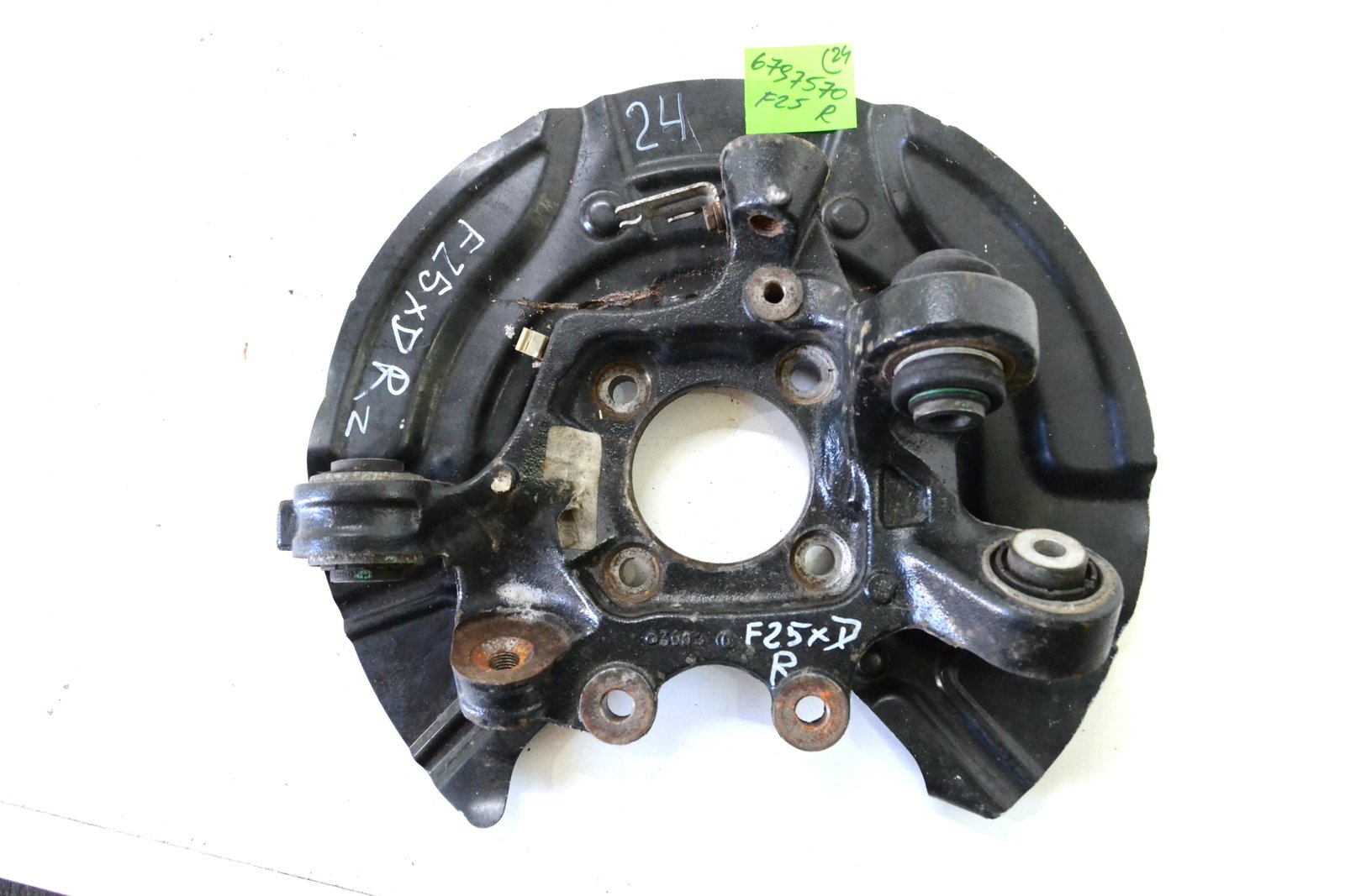 6797570 Цапфа задня права bmw F25 F26