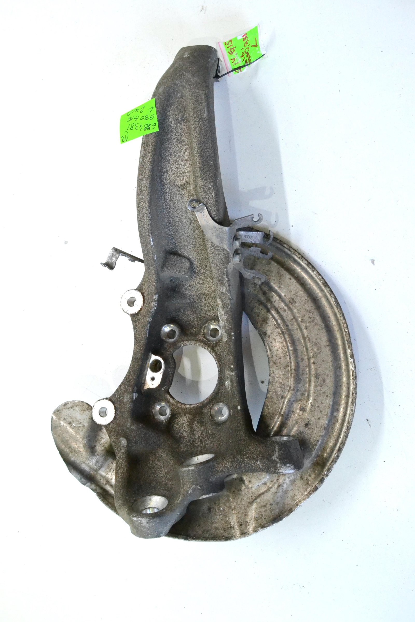 6884381 Цапфа передня ліва bmw G30 G31 G14 G15 G16 2wd