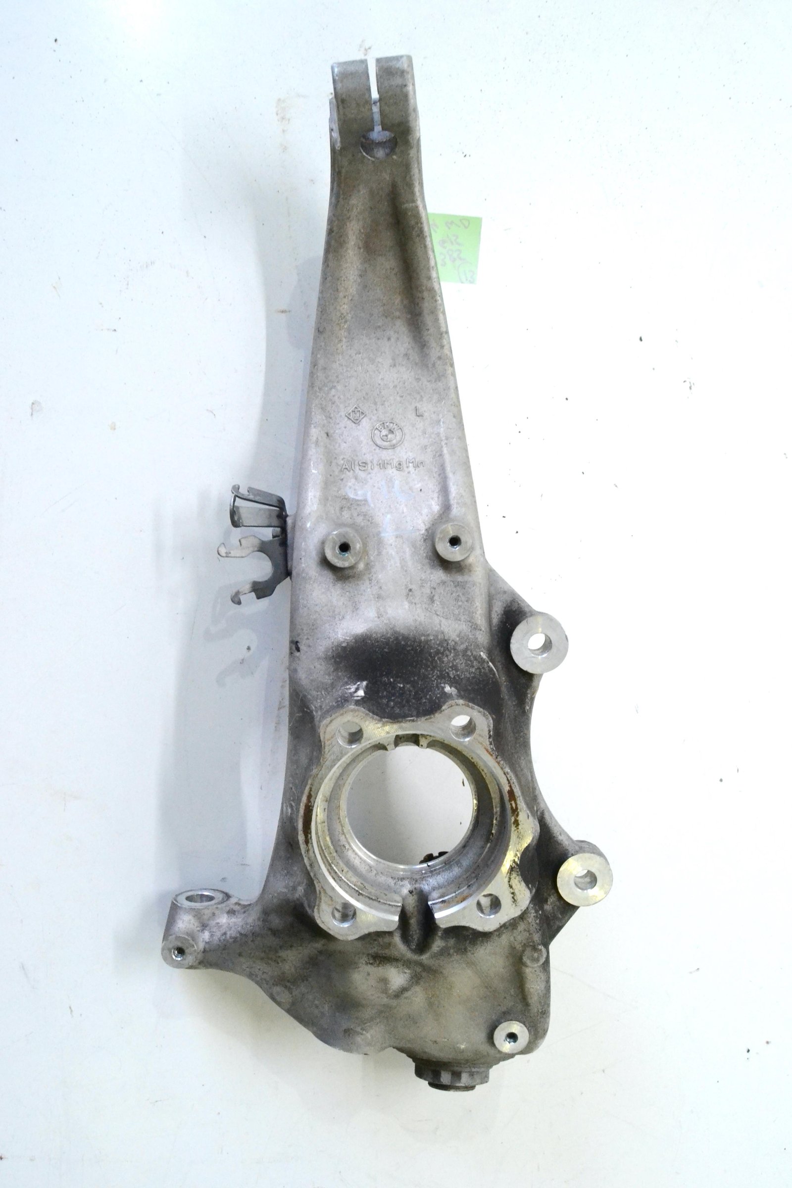 6884385 Цапфа передня ліва bmw G30 G31 G14 G15 G16 4wd