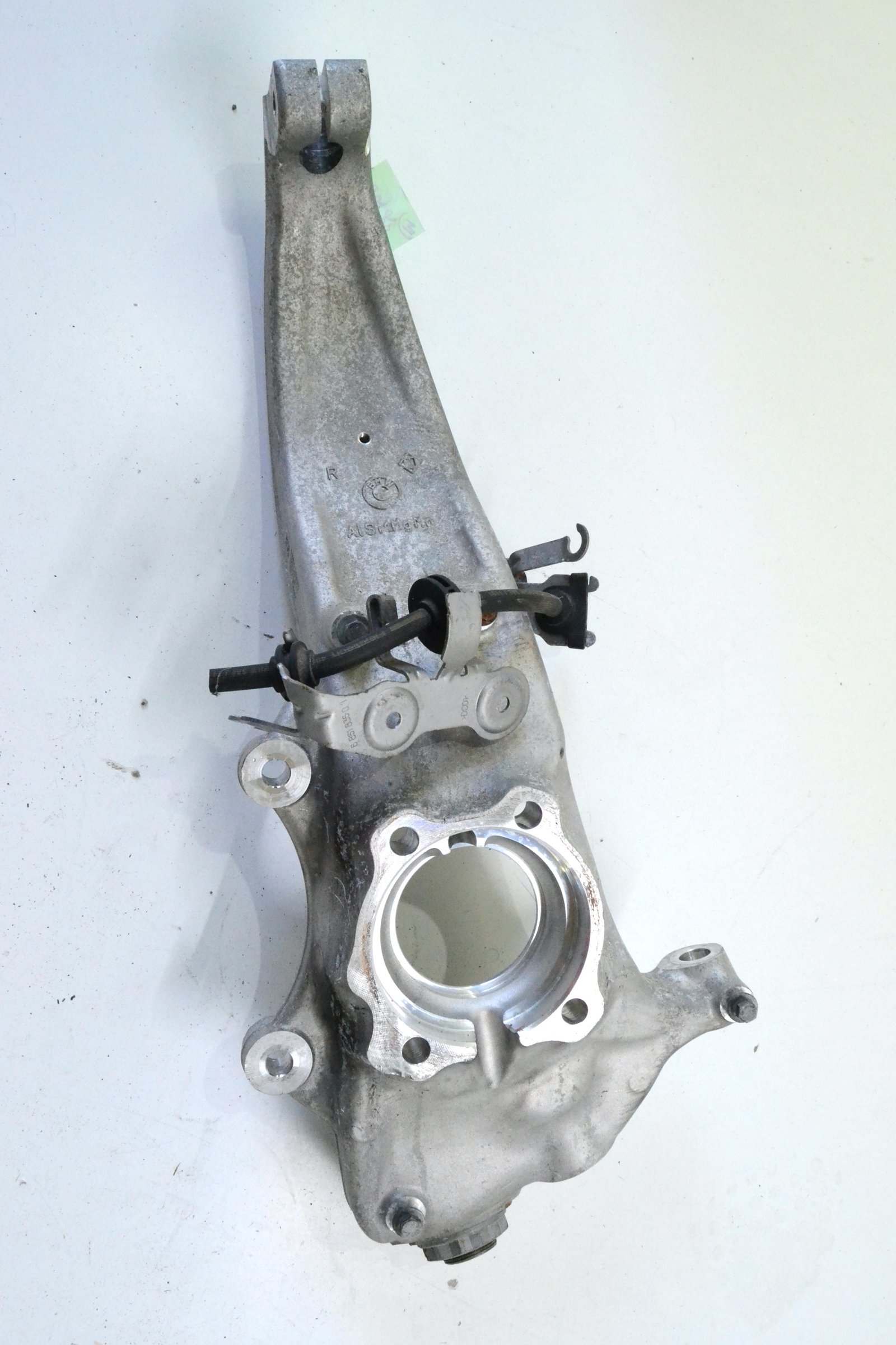 6884386 Цапфа передня права bmw G30 G31 G14 G15 G16 4wd