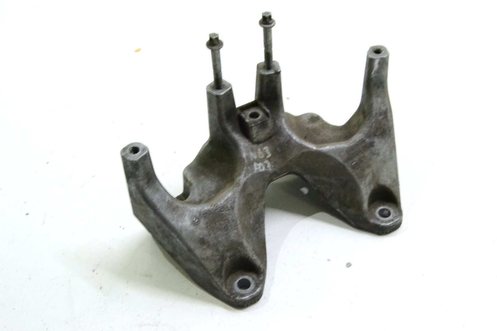 6775909 Кронштейн bmw F07 F02 F12 F13 Alpina B7 n63n