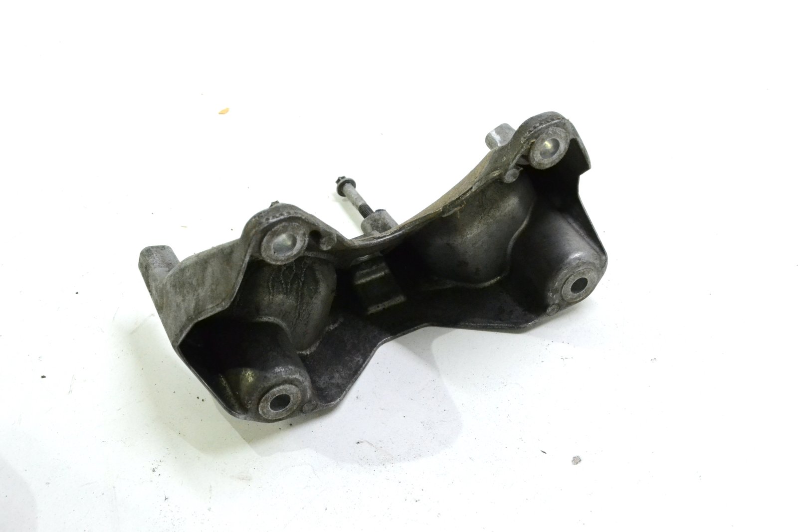 6775909 Кронштейн bmw F07 F02 F12 F13 Alpina B7 n63n