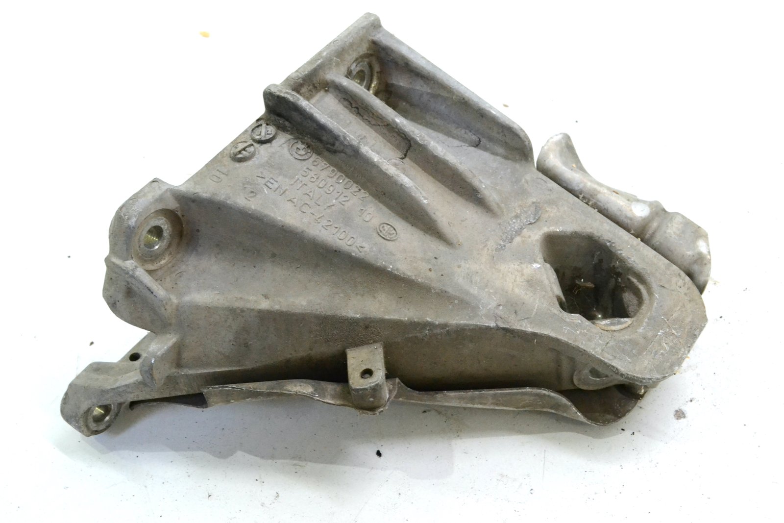 6790022 Кронштейн bmw E70 E71 