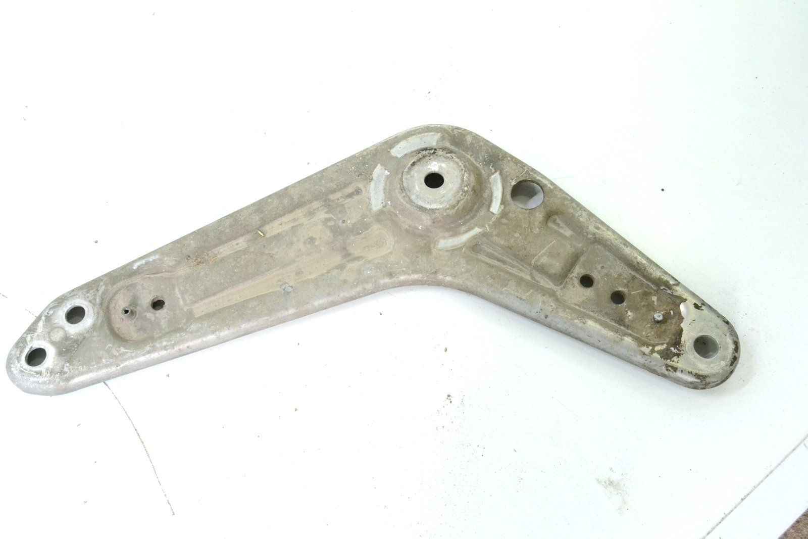 6770978 Кронштейн правий bmw E70 E71