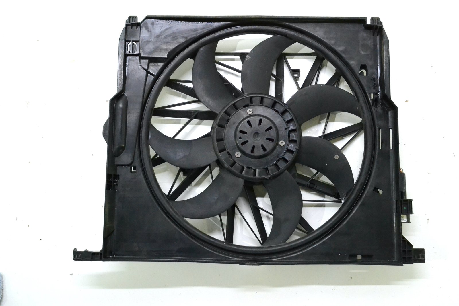 7633273 7575258 Вентилятор bmw F10 F11 520d